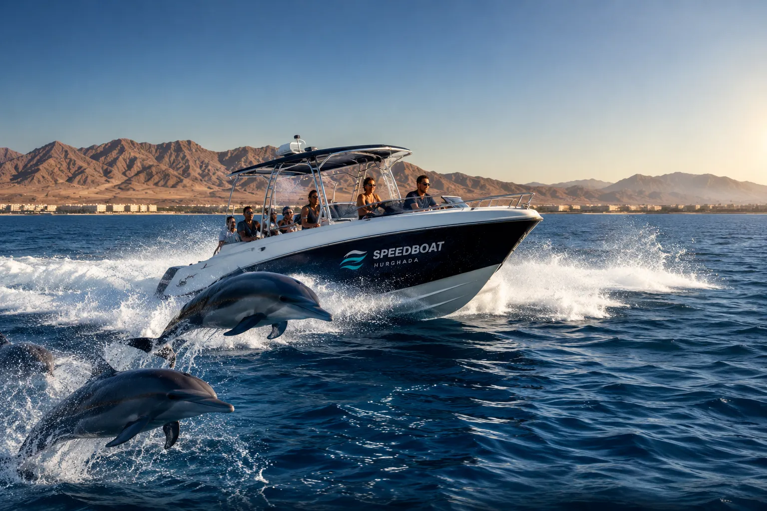 Bateau privé avec des dauphins sur la Red Sea près de la côte de Hurghada